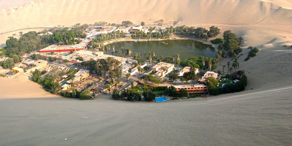 Lac de l'oasis d'Huacachina dans la région d'Ica au Pérou (Paracas)